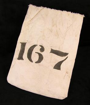 Sáček s číslem 167, do nějž byly na lodi CS Mackay-Bennett uloženy Woodyho osobní věci | Oscar Scott Woody