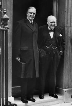 Anthony Eden (vlevo) po boku Winstona Churchilla (foto churchillbookcollector.com) | Nezoubkovaný aršík s podpisem